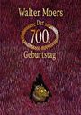 "Der 700. Geburtstag" in goldener Schrift, darunter ein Monster in einer dunklen Höhle umgeben von roten Schuppen.