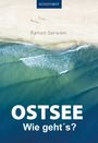 Text oben: "HINSTORFF", Mitte: "Ramon Gerwien", unten: "OSTSEE Wie geht´s?". Luftaufnahme: Küste mit Wellen und Sandstrand.