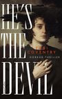 „HE'S THE DEVIL“, Tobi Coventry, Horror-Thriller. Ein Mann mit lockigem Haar, in dunkler Kleidung, eine Hand auf der Brust.