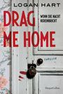 Titel: "DRAG ME HOME". Untertitel: "WENN DIE NACHT HEREINBRICHT". Es ist zudem „Thriller“ vermerkt. Verfallene Tür mit Blutflecken.