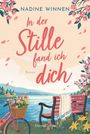 „In der Stille fand ich dich“: Eine Illustration mit einem Fahrradkorb voller Blumen, einer Bank am See und blühenden Bäumen.