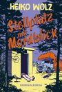 "Stellplatz mit Mordblick" in oranger Schrift vor Bäumen. Eine Person liegt vor einer WC-Hütte, daneben steht ein Wohnmobil.