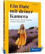 "Ein Date mit deiner Kamera" von Anja Brandes. Frau in gelbem Kleid im Lavendelfeld, lächelt, hält Kamera.