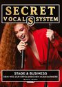 SECRET VOCAL SYSTEM. STAGE & BUSINESS: DEIN WEG ZUR ERFOLGREICHEN MUSIKKARRIERE. Eine Frau singt leidenschaftlich.
