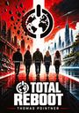 „TOTAL REBOOT“ von Thomas Pointner. Eine dystopische Stadtlandschaft mit fünf Personen, futuristische Architektur, kontrastreiche Farben.