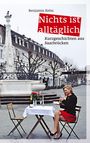 Titel: „Nichts ist alltäglich“. Frau sitzt an einem Tisch vor einer historischen Kulisse mit Säule und Reihenhäusern.