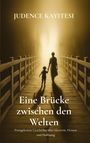 „Judence Kayitesi. Eine Brücke zwischen den Welten. Preisgekrönte Geschichte über Identität, Heimat und Hoffnung.“<br> Eine Frau und ein Kind überqueren Hand in Hand eine Brücke in warmem Licht.