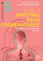 Text: "Level 3 Applying PsyQ Cooperatively." Drei Kinder spielen in Silhouette eines Kopfes auf rotem Hintergrund.
