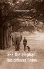 "SHE the elephant. Unsichtbares finden." von Susanna Kammeringer. Elefant, Mensch und Hund gehen auf einer Allee.