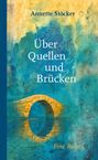 "Über Quellen und Brücken. Eine Reise." Künstlerische Illustration mit einer Steinbrücke über Wasser in Blau- und Gelbtönen.