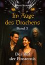 "Im Auge des Drachen Band 3: Der Ruf der Finsternis" zeigt ein Paar und eine unheimliche Gestalt im Wald.