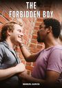 "The Forbidden Boy" und "Manuel García". Zwei Männer, einer lächelt, in Ziegelsteinumgebung, nah zusammen.