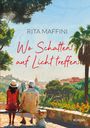 "RITA MAFFINI; Wo Schatten auf Licht treffen; ROMAN." Zwei Personen sitzen auf einer Bank, umgeben von Bäumen und Blumen.