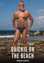 „QUICKIE ON THE BEACH“ und „MANUEL GARCÍA“. Ein älterer Mann in Badehose steht selbstbewusst am felsigen Strand.