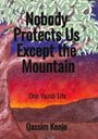 Text: "Nobody Protects Us Except the Mountain. One Yazidi Life. Qassim Kenjo." Im Hintergrund ein Baum mit buntem Himmel.