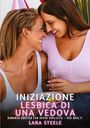 Zwei lächelnde Frauen mit Partyhüten, die sich nah sind. Text: "INIZIAZIONE LESBICA DI UNA VEDOVA" von Lara Steele.