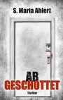 „S. Maria Ahlert“ und „ABGESCHOTTET, Thriller“ auf einer verschlossenen, weißen Tür mit Blutspur.