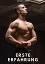 Texte: "Manuel García" oben, "Erste Erfahrung" unten. Ein muskulöser Mann posiert mit gefalteten Händen.