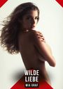 "WILDE LIEBE" und "MIA GRAF" in weißem Text über rotem Dreieck. Eine Frau mit langen Haaren, die über die Schulter schaut.