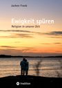Titel: Ewigkeit spüren. Untertitel: Religion in unserer Zeit. Zwei Personen umarmen sich am Wasser bei Sonnenuntergang.