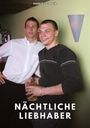 "Nächtliche Liebhaber" in großen Buchstaben unten. Zwei Männer lächeln in einer Bar, einer hält ein Getränk.
