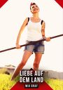 "Liebe auf dem Land", Mia Graf. Eine lächelnde Frau mit Kopftuch und Tattoos steht in Shorts auf einer Wiese.