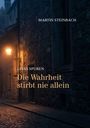 Titel: "LIVAS SPUREN: Die Wahrheit stirbt nie allein" von Martin Steinbach. Eine dunkle, gepflasterte Gasse mit Laterne.