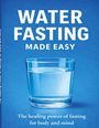 Text: "WATER FASTING MADE EASY. The healing power of fasting for body and mind." Ein Glas Wasser auf blauem Hintergrund.