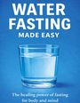 "Water Fasting Made Easy. The healing power of fasting for body and mind." Ein Glas Wasser auf blauem Hintergrund.