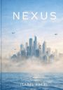 „NEXUS“, „ISABEL EBERL“. Drohnen fliegen über nebelverhüllter futuristischer Stadt und Wasser.
