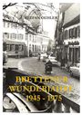 "STEFAN OEHLER. BRETTENER WUNDERJAHRE 1945 - 1975" in einem historischen Foto einer belebten Stadtstraße.