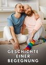 "GESCHICHTE EINER BEGEGNUNG" steht in großen Buchstaben. Zwei Männer sitzen eng umarmt auf dem Boden, einer trägt Regenbogensocken.
