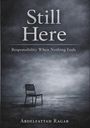 „Still Here“, „Responsibility When Nothing Ends“, „Abdelfattah Ragab“. Ein einzelner Stuhl in einem leeren, nebligen Raum.