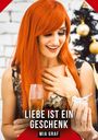 Text: "LIEBE IST EIN GESCHENK - MIA GRAF". Eine Frau mit rotem Haar hält ein Sektglas und ein Geschenk vor einem Weihnachtsbaum.