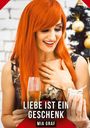 "LIEBE IST EIN GESCHENK - MIA GRAF." Eine Frau mit langen roten Haaren hält ein Geschenk und ein Glas Sekt.