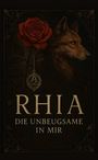 "RHIA DIE UNBEUGSAME IN MIR" steht neben einer Rose und einem Wolfskopf, darunter ein kreisförmiges Schmuckstück.