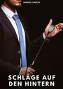 Text: "Schläge auf den Hintern" und "Manuel García". Ein Mann in Anzug mit blauer Krawatte hält eine Peitsche.