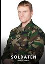 SOLDATEN, MANUEL GARCÍA. Eine Person in Uniform, Arme verschränkt, trägt ein Tarnmuster.