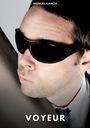 "Manuel García" oben, "Voyeur" unten. Ein Mann mit Sonnenbrille hält etwas Dunkles nahe an seinem Gesicht.