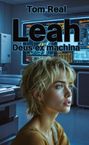 "Tom Real, Leah, Deus ex machina" über einer blonden Frau in einem futuristischen Raum mit Bildschirmen.