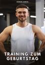 Oben steht "MANUEL GARCÍA", unten "TRAINING ZUM GEBURTSTAG". Ein lächelnder Mann in weißem Tanktop im Fitnessstudio.