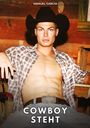 Texte: "Manuel García", "COWBOY STEHT". Ein Mann in Cowboyhut, offenes Hemd, sitzt entspannt vor Holzwand.