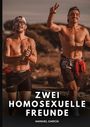 "Zwei homosexuelle Freunde. Manuel García." Zwei lachende, sportlich gekleidete Männer laufen draußen, einer zeigt ein Peace-Zeichen.