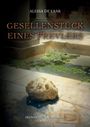 "GESELLENSTÜCK EINES FREVLERS" prangt über einem Teich mit Wasserpflanzen und einer großen, porösen Steinkugel.