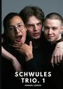 Text: „SCHWULES TRIO. 1 MANUEL GARCÍA“. Drei Männer in enger Umarmung, lächeln und schauen in die Kamera.
