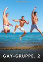 "MANUEL GARCÍA" und "GAY-GRUPPE. 2". Drei Männer springen am Strand in der Luft mit blauem Himmel und Meer im Hintergrund.