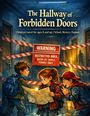 „The Hallway of Forbidden Doors“, „WARNING: RESTRICTED AREA“. Drei Kinder im Korridor, mit Taschenlampen und Karte.