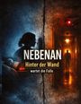 „NEBENAN: Hinter der Wand wartet die Falle.“ Eine Person lauscht an einer Risswand, links ein Schlafender, rechts ein Flur mit Kamera.