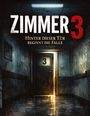 „ZIMMER 3“ in großen Buchstaben. Darunter „HINTER DIESER TÜR BEGINNT DIE FALLE“. Dunkler Flur, Tür mit der Nummer 3.