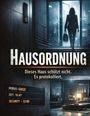 "Hausordnung. Dieses Haus schützt nicht. Es protokolliert. Modus: Guest. Zeit: 16:47. Security – 22:00." Eine Person betritt.